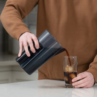 toddy_essential_brewer_pitcher_pouring_drink-tmb