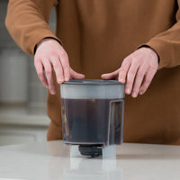 toddy_essential_brewer_closing_lid_on_counter-tmb_1
